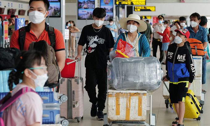 Tan Son Nhat, Noi Bai airports to see overcrowding this holiday weekend